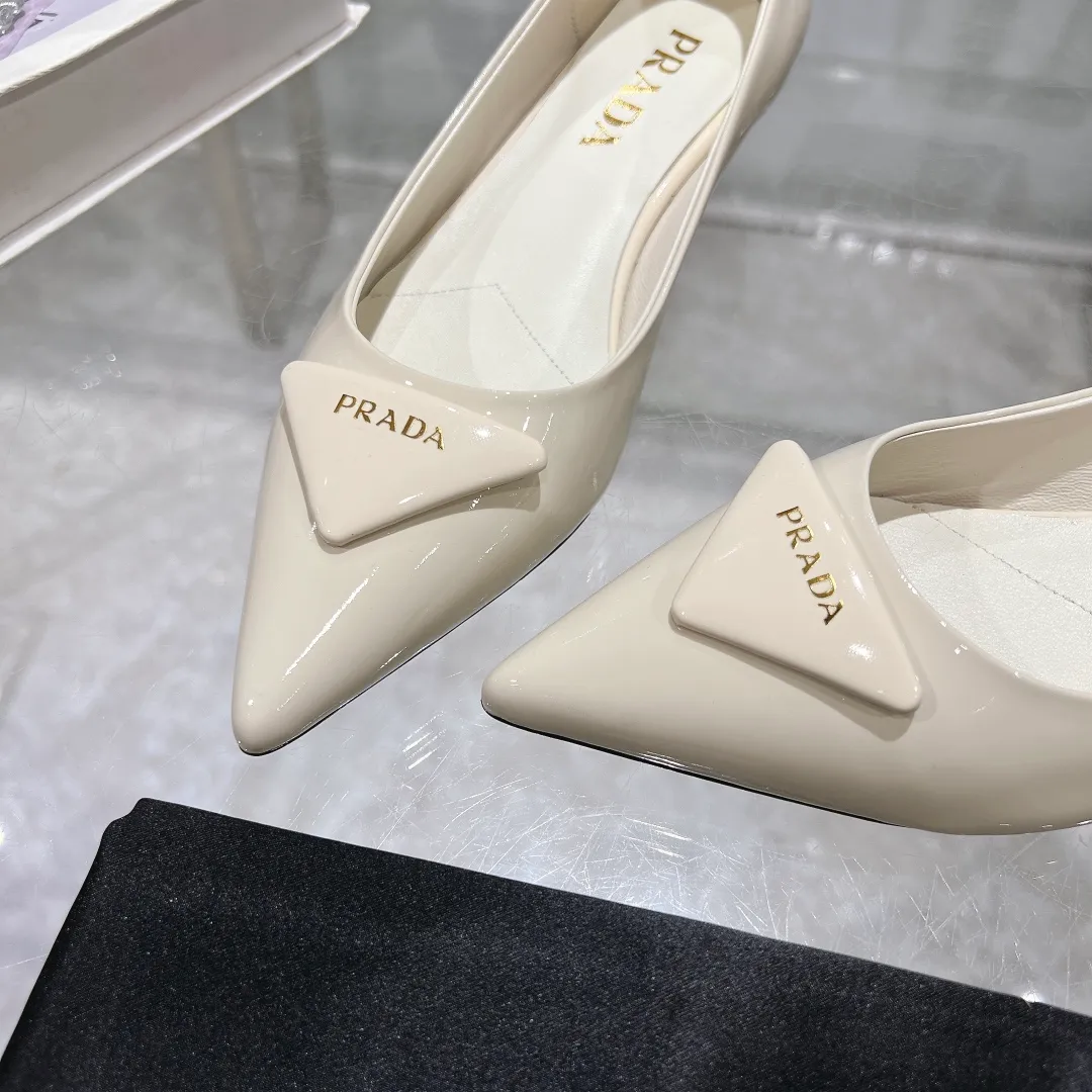 👟👟Ex-factory price 560👟👟 PRADA 2024𝐬𝐬Prada spring and summer new products, coming with strength! ❣️Fashionable and versatile nice item, original shoes developed from Italian counters and reproduced 1:1 according to the original taste. This year’s theme is not to be defined, embodying texture through simplicity and conciseness💛Top-grade patent leather with original 3D printing, the triangle logo is consistent with the original version, the goatskin lining is breathable and comfortable, and the genuine leather outsole. ⚛Size: 35-40 (41 customized) ⚛Original packaging accessories. ⚛Triangle deduction